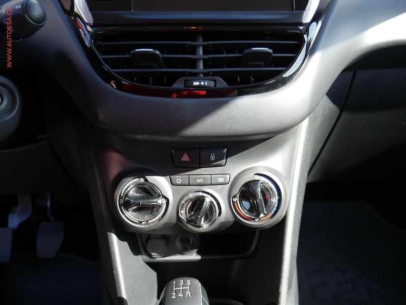 Peugeot 208 (2017) 1.2PT, ČR, AC, výhřev sed - fotka 13 z 15