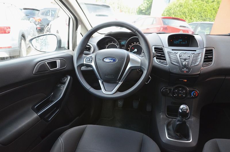 Ford Fiesta (2015) 1.25i 1.MAJITEL / STK 06/2028 - fotka 14 z 28