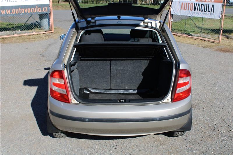 Škoda Fabia 1,4 i 16V  2.maj.,ČR,92.077km - fotka 12 z 19