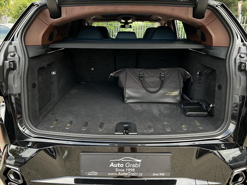 BMW XM 4.4 - fotka 47 z 48
