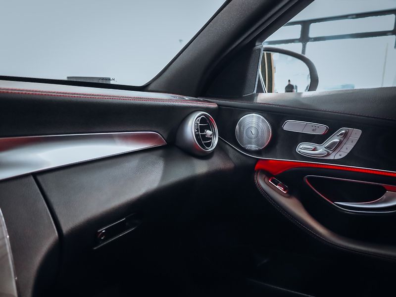 Mercedes-Benz Třídy C C 63 AMG 4MATIC 4.0 V8 - fotka 18 z 33