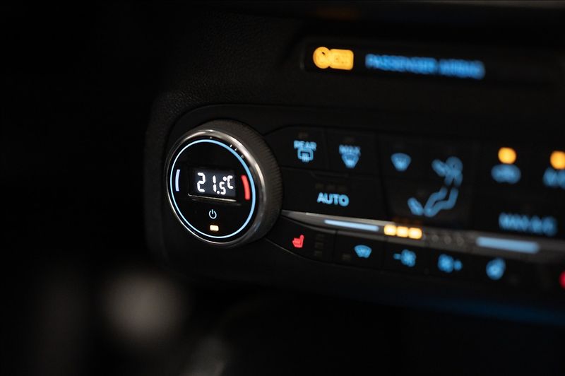 Ford Focus 1,5 TDCi NAVI VÝHŘEV VOLANTU - fotka 16 z 23