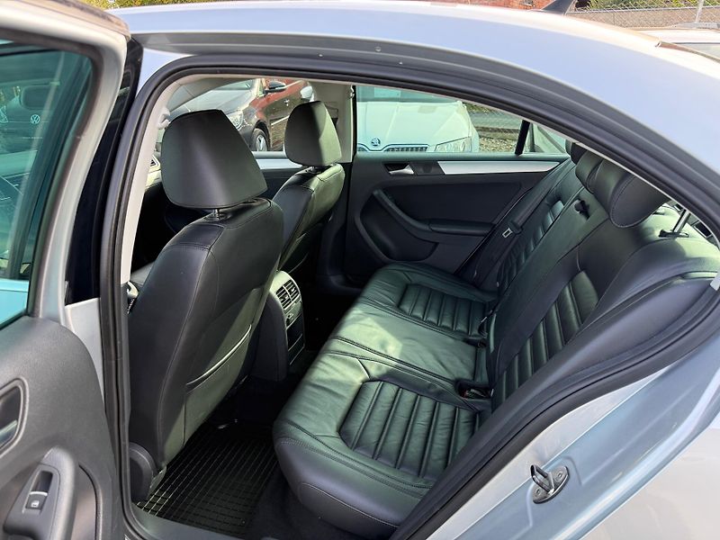 Volkswagen Jetta 1.4 TSI HYBRID DSG HIGHLINE - fotka 9 z 13