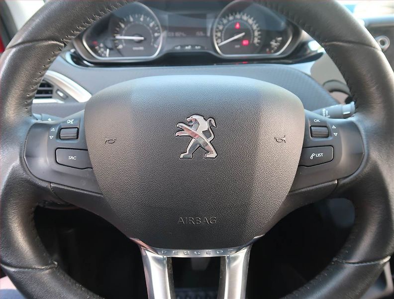 Peugeot 2008 (2016) Active 1.2 PureTech - fotka 15 z 19