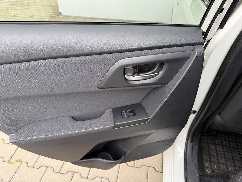 Toyota Auris 1.8 HSD e-CVT Selection - fotka 24 z 27