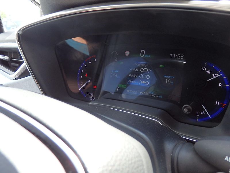 Toyota Corolla 1.8i HYBRID + LPG - fotka 21 z 35