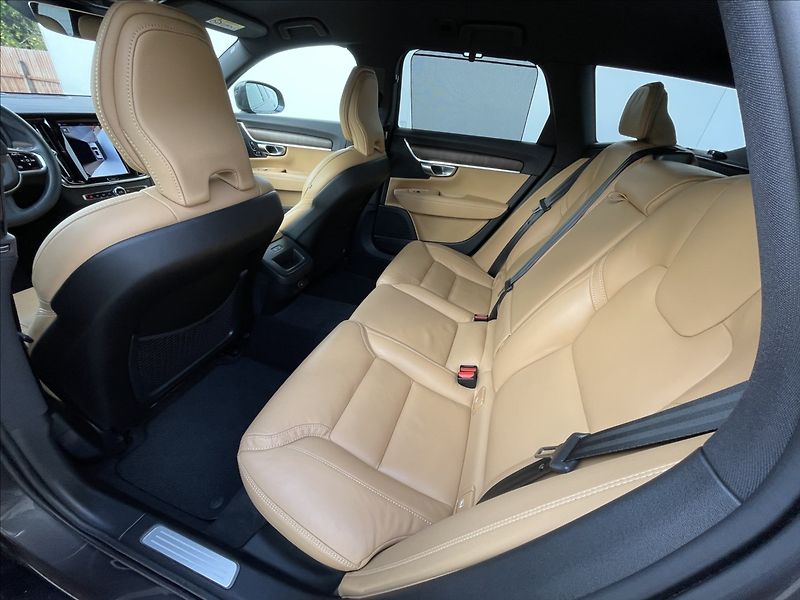 Volvo V90 2,0 B4 AWD Cross Country Plus - fotka 15 z 21