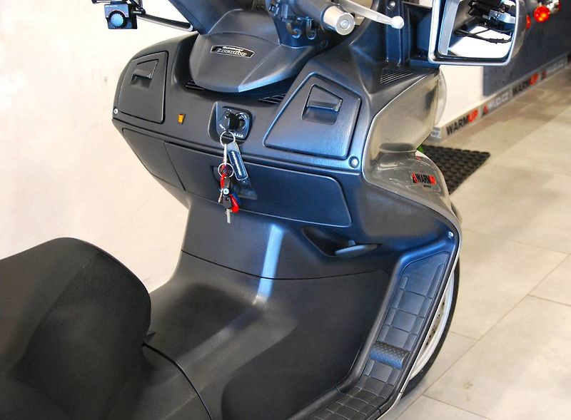 Suzuki Burgman 650 Executive (2007) - fotka 8 z 21