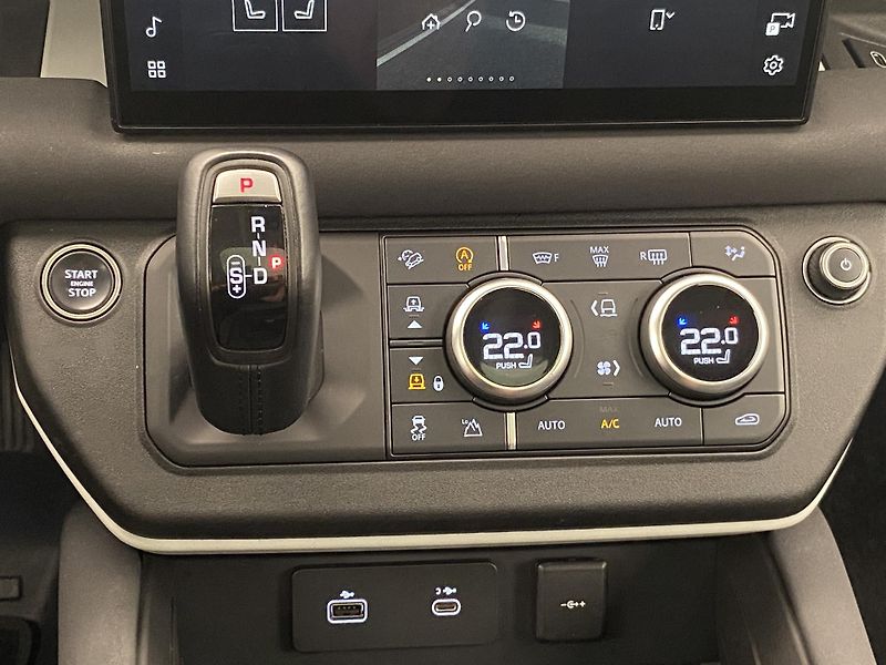 Land Rover Defender 130 D300 SE AWD AUT CZ 8míst - fotka 27 z 54