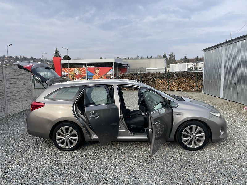 Toyota Auris 1.8i 16v HYBRID AUT NAVI CAM!! - fotka 139 z 166