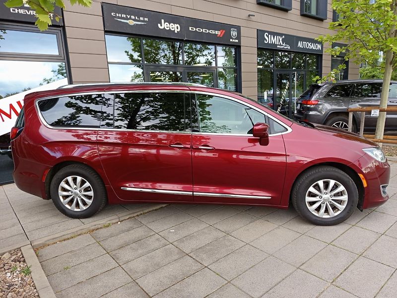 Chrysler Pacifica (2018) Touring L, model 2019 - fotka 2 z 23