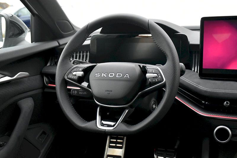 Škoda Superb (2025) Combi Sportline 2,0 TDI 142 kW - fotka 16 z 42