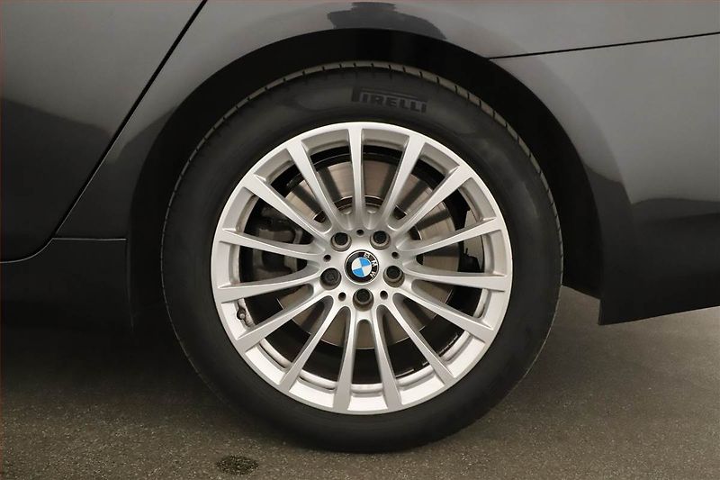 BMW Řada 5 (2023) 530d xDrive - fotka 12 z 21