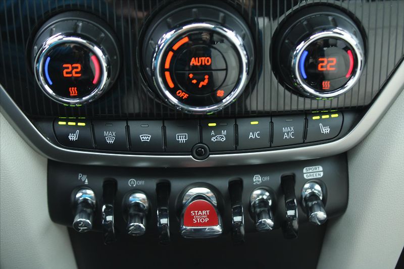 Mini Countryman 2.0i 131kW ALL4 SERVIS KN. ČR - fotka 21 z 28