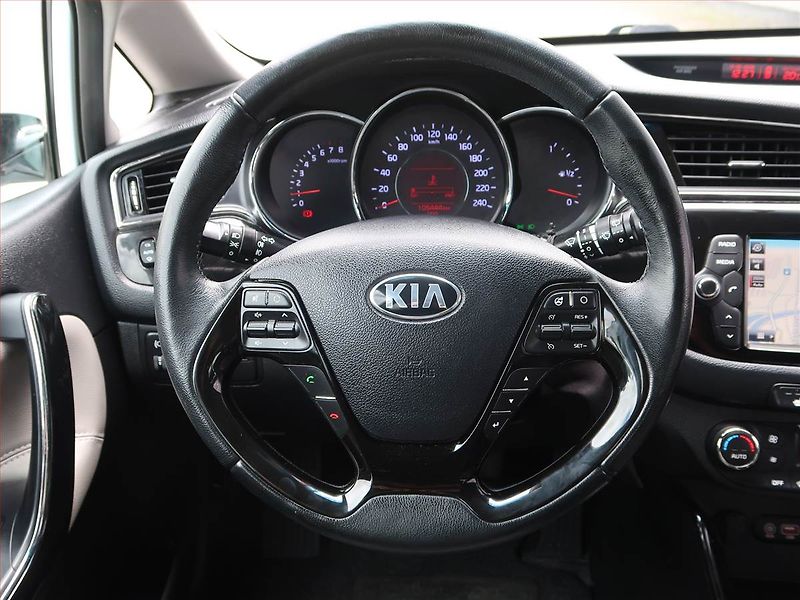 Kia Ceed (2016) Gold 1.6 GDI, Serv.kniha, Navi - fotka 16 z 17