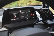 Řešení propojeného voliče převodovky s přístrojovým štítem není ergonomicky nejlepší