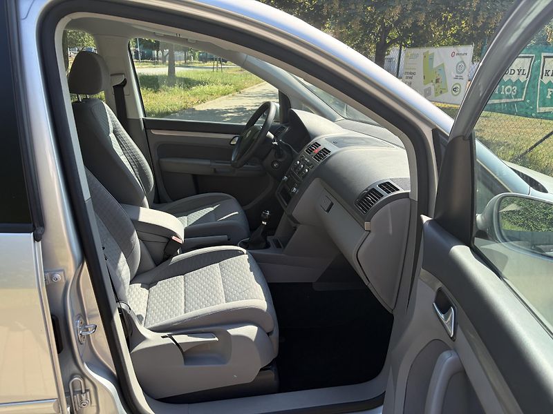 Volkswagen Touran 1.6 75kw Trendline 7 míst - fotka 16 z 25