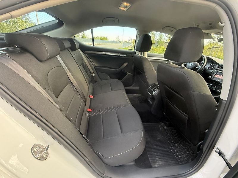 Škoda Superb 2,0 TDI 110 kW - fotka 16 z 18