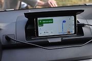 Žádný displej infotainmentu tu není, ale lze do držáku umístit vlastní telefon