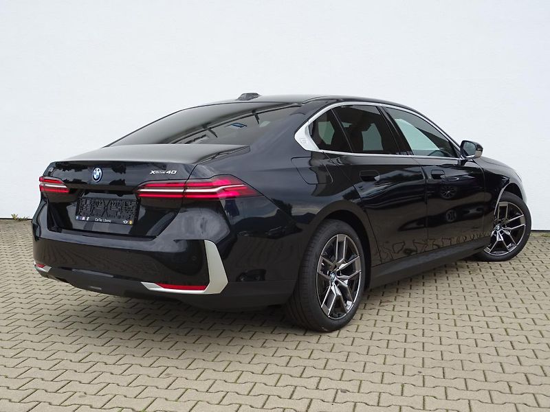 BMW i5 xDrive 40 - fotka 3 z 7