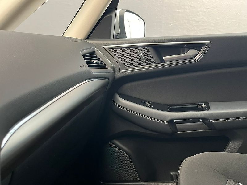 Ford Galaxy 2,5 HEV TITANIUM LED 7míst - fotka 23 z 70
