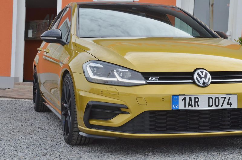 Volkswagen Golf (2017) 1.6 TDi 85kW DSG R-LINE HighL. - fotka 9 z 44