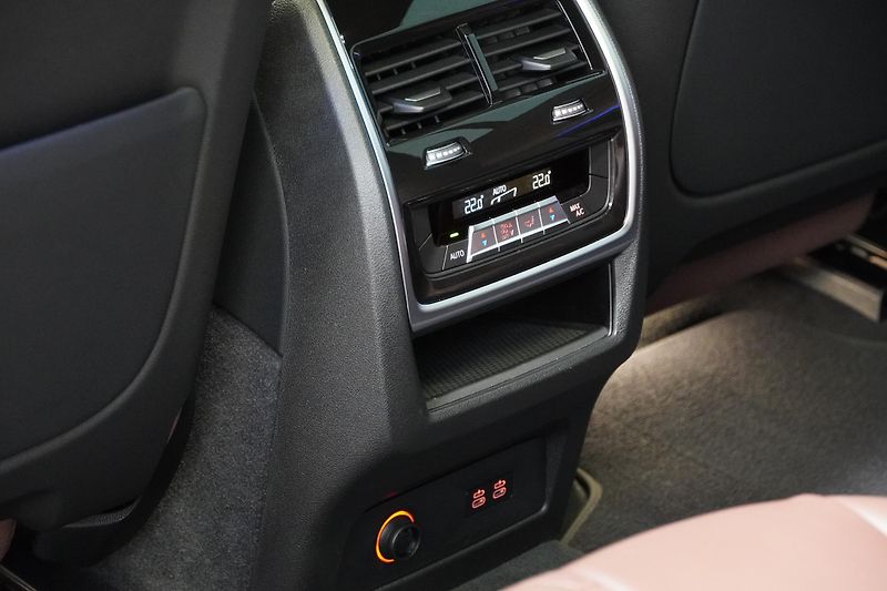 BMW X7 M60i,Xdrive,ČR,DPH,25000KM - fotka 26 z 46