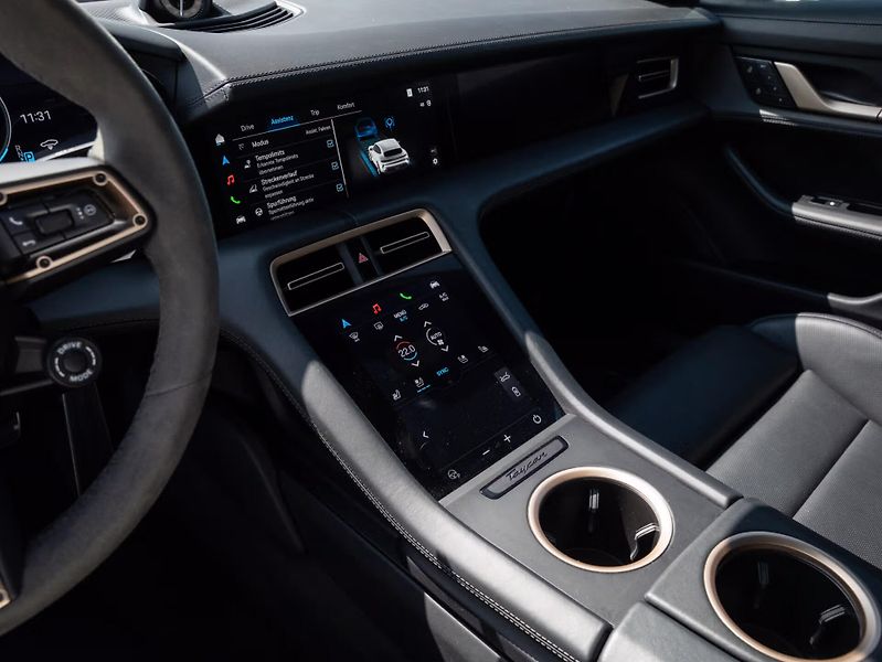 Porsche Taycan GTS Sport Turismo HuD Pano Ven - fotka 12 z 19