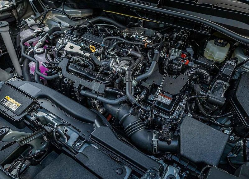 V terénu opravdu pomůže silnější zadní elektromotor