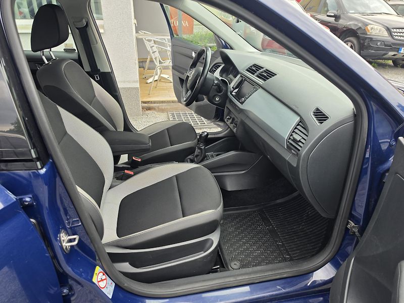 Škoda Fabia 1.0 TSI Park Senzor Navi - fotka 17 z 22