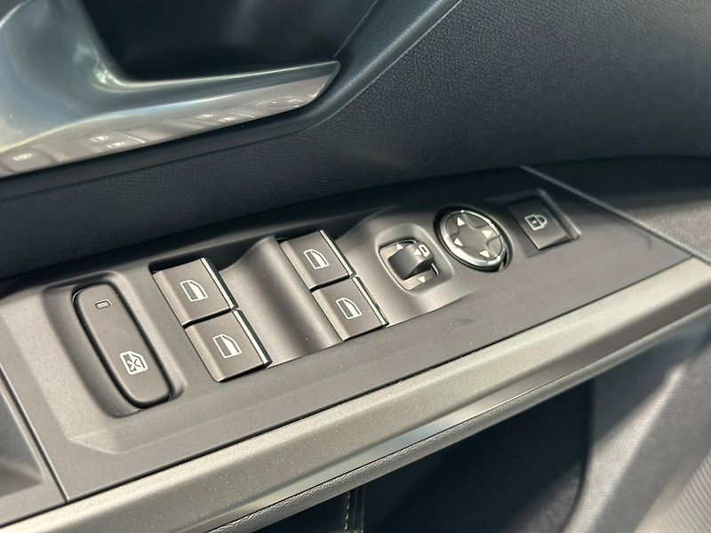Peugeot 5008 (2026) GT Hybrid 145 e-DCS6 - fotka 10 z 21