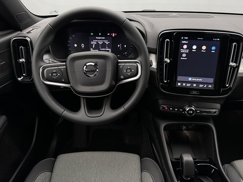 Volvo XC40 (2026) B3 AUT DARK PLUS - fotka 4 z 22