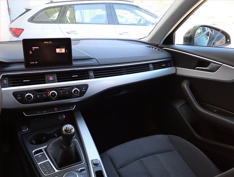 Audi A4 (2017) 2.0 TDI, Serv.kniha, Navi - fotka 8 z 16