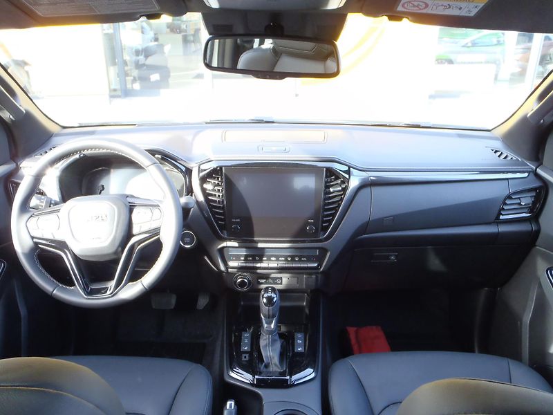 Isuzu D-Max Double Cab V-CROSS 4x4 - fotka 13 z 27