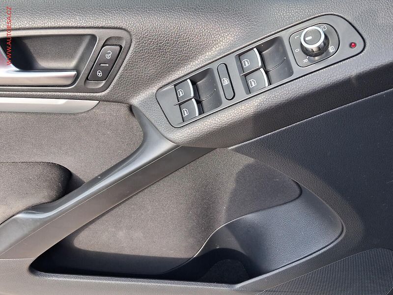 Volkswagen Tiguan (2012) 2.0 TSi 4X4, DSG, výhřev sed. - fotka 11 z 21