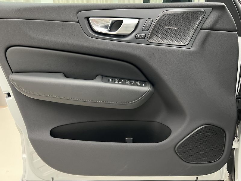 Volvo XC60 T6 AWD RECHARGE PLUS REZERVACE - fotka 7 z 46