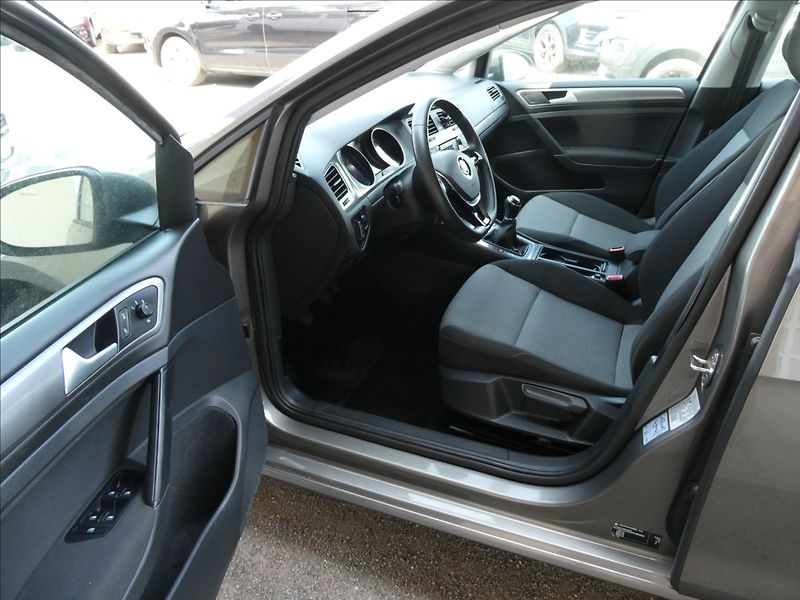 Volkswagen Golf 1,2 TSi 81kW auto klima, závěs - fotka 15 z 50