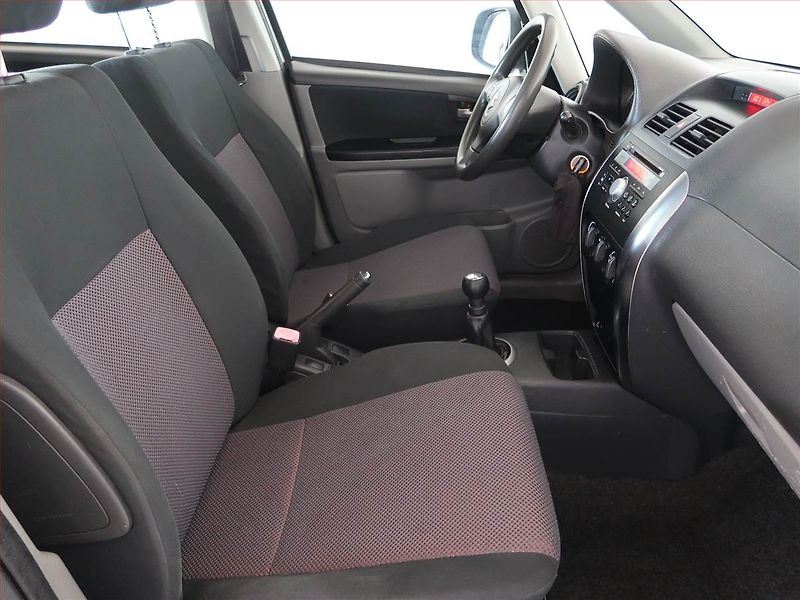 Suzuki SX4 (2007) 1.6 VVT, 4X4 - fotka 9 z 15