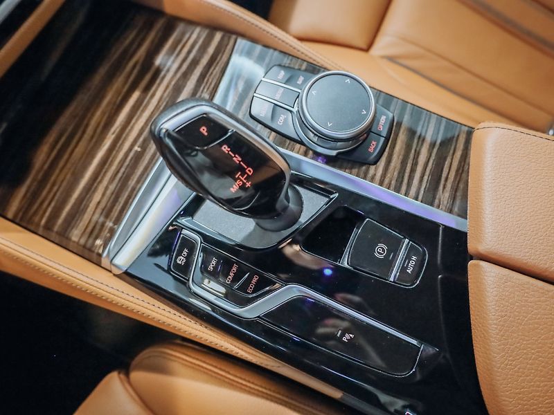 BMW Řada 5 530d xDrive 210 kW - fotka 15 z 28