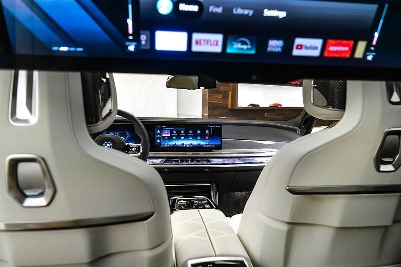 BMW Ostatní 60 M-Sport Individual Theatre - fotka 18 z 29