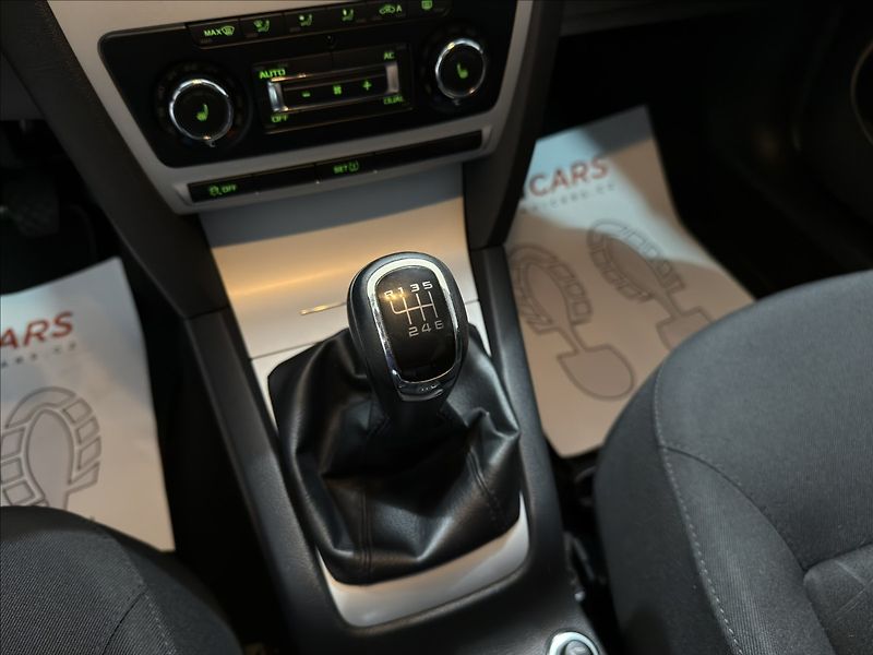 Škoda Octavia 1,4   TSI FAMILY XENON ŠÍBR TZ - fotka 18 z 45