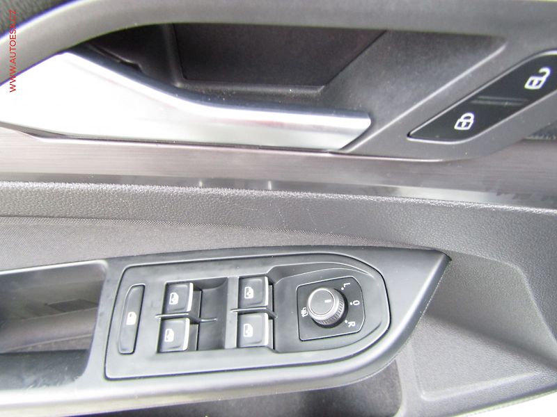 Volkswagen Golf (2020) 1.5 TSi, Style, LED, navi - fotka 12 z 22