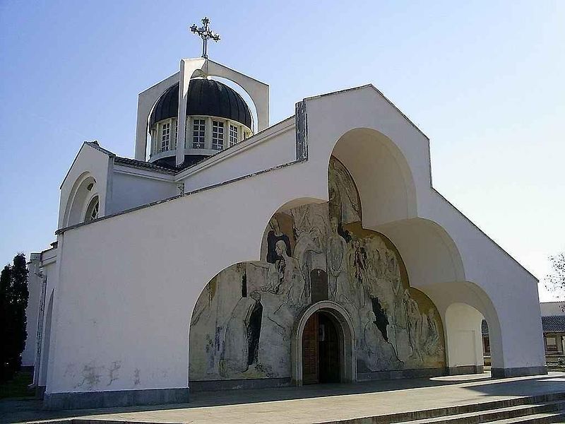 Letecký pohled na chrám Svatá Petka z Bulharska, který uctívá Babu Vangu.