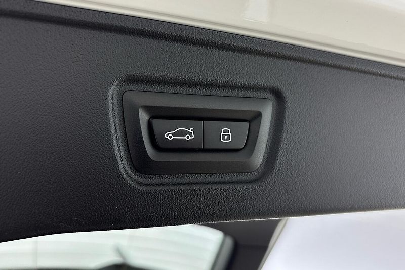 BMW Řada 5 540d xDrive Touring - fotka 11 z 24
