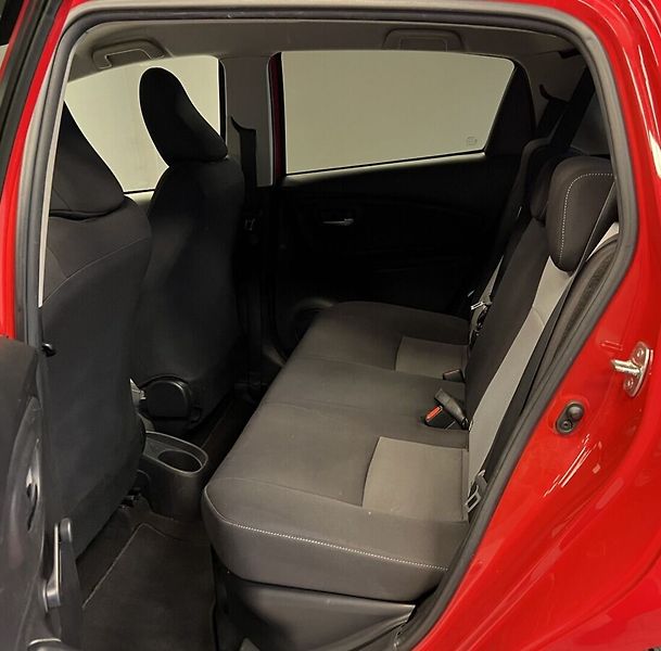 Toyota Yaris Hybrid e-CVT Active Trend - fotka 9 z 15