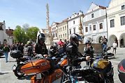 Třeboňské Masarykovo náměstí bylo motorkami doslova našlapané. Stovkám strojů požehnal tamní kaplan Jiří Kalaš.