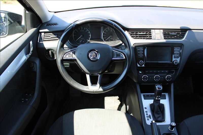 Škoda Octavia 1,6 TDi  DSG,STLYLE,SERVISKA - fotka 12 z 37