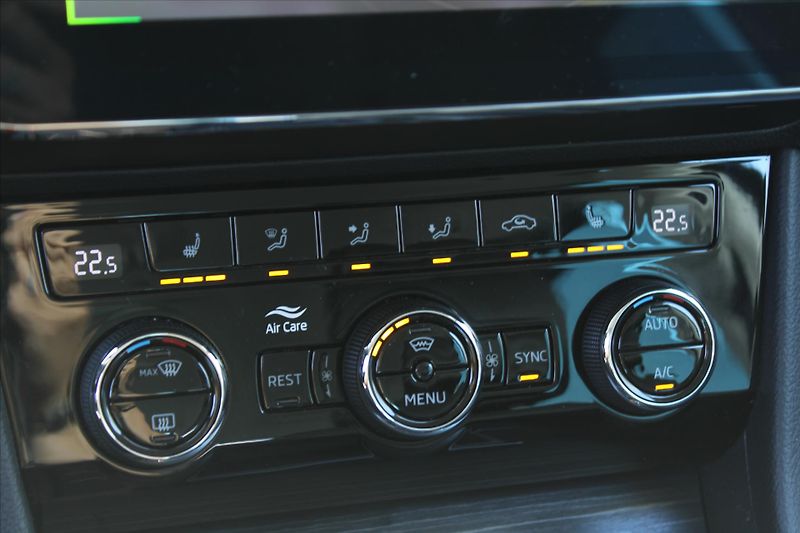 Škoda Superb 2.0TDI 147kW DSG 4x4 STYLE - fotka 25 z 34