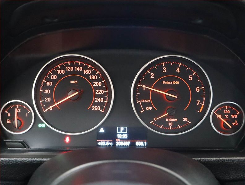 BMW Řada 3 (2016) 318 i, Automat, Xenony - fotka 11 z 20