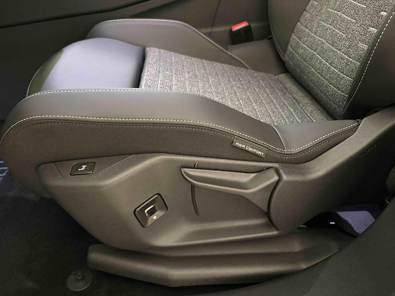 Peugeot 3008 (2026) Business Hybrid 145 e-DCS6 - fotka 15 z 45